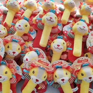 Stock di sonagli in peluche a forma di giraffa gialla per neonati con squeaker interno