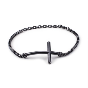 Zwarte roestvrijstalen herenarmband met gevlochten schakels en een kruis hanger