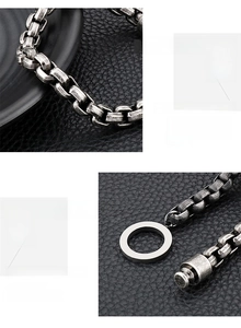 Detailopname van vintage punkarmband met retro vierkante schakels en magneetsluiting