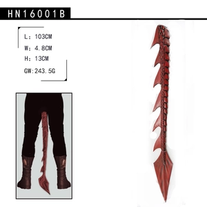 Detailweergave van de 103 cm rode drakestaart cosplay prop met getextureerde schubben