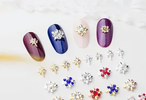 Vue macro détaillée de charmes d'ongles en alliage 3D avec strass colorés et perles