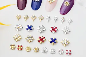 Vue macro de breloques à ongles en alliage avec zircons colorés et perles en croix