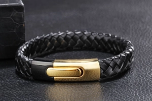 Gros plan du bracelet en cuir tressé noir avec fermoir magnétique poli noir et doré