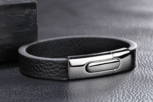Gros plan d'un bracelet en cuir tressé pour homme avec fermoir magnétique en argent poli