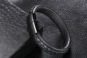 Détail macro du bracelet en cuir tressé pour homme avec fermoir magnétique noir