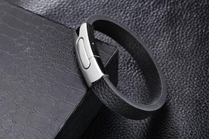 Gros plan d'un bracelet pour homme en cuir noir avec fermoir magnétique en acier poli
