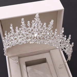 Détail macro du diadème de mariée luxueux avec strass étincelants dans son coffret