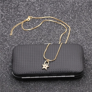 Collier chic plaqué or avec pendentif étoile en zircons sur un support noir texturé