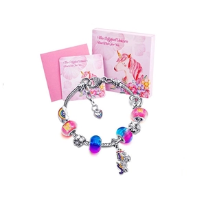 Einhorn-Charm-Armband mit bunten Glasperlen in einer magischen Geschenkbox mit Karte