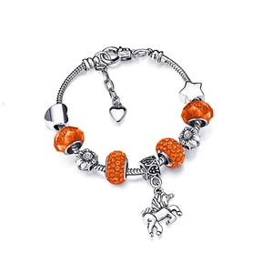 Details von orangen Glasperlen und silbernem Einhorn-Anhänger am Schlangen-Armband