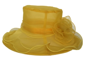 Detail van een felgele organza zonnehoed met grote bloemversiering en een brede rand