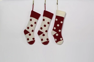 Détail de la maille des chaussettes de Noël à pois 3D en rouge et blanc crème