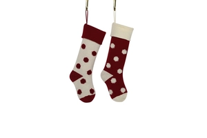 Détail de chaussettes de Noël en tricot avec des pois 3D rouges et beiges et boucles de suspension