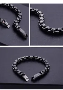 Dettaglio macro del bracciale a catena in acciaio retrò con finitura argento antico