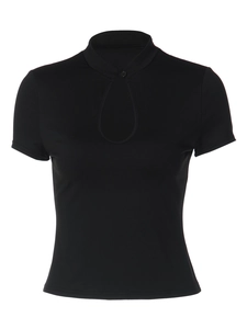Haut court noir moulant pour femme avec col montant et découpe sur le devant