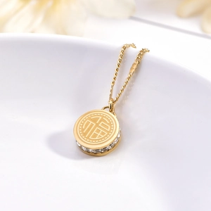 Collana in acciaio al titanio dorato con pendente rotondo, simbolo Fu e cristalli