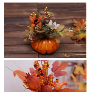 Makrodetail eines künstlichen Schaumstoffkürbisses mit Ahornblättern für Halloween
