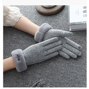 Détail de gants en peluche gris chaud avec poignets en tricot dans un décor esthétique