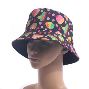 Détail d'un bob noir avec motifs colorés de crème glacée et de cupcakes en toile de coton