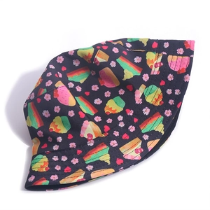 Détail d'un bob en coton avec motifs brodés de gâteaux colorés et bords cousus renforcés