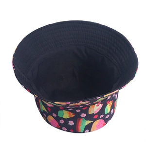 Détail du chapeau bob avec motifs de glace et finitions des coutures intérieures