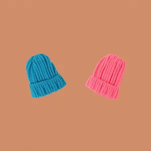 Bonnets en grosse maille pour enfants en bleu et rose avec texture côtelée pour l'hiver