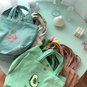 Vielzahl bunter Canvas-Taschen mit süßen Kirsch- und Avocado-Fruchtdrucken für das Mittagessen