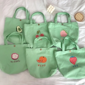 Minzgrüne Segeltuchtaschen mit sechs verschiedenen niedlichen Cartoon-Fruchtmotiven