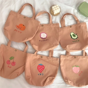 Kollektion kleiner Canvas-Tragetaschen mit verschiedenen süßen Fruchtdrucken und Text