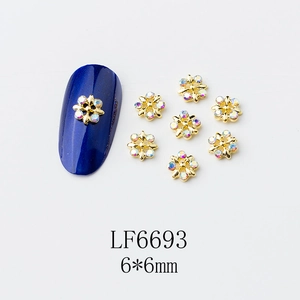 Détail des ornements d'ongles flocon LF6693 avec cristaux AB et alliage doré brillant