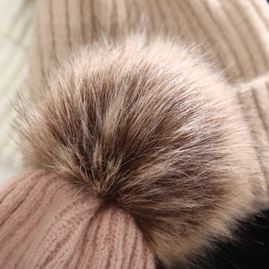 Gorro de punto de invierno para bebé con un gran pompón suave en color beige y marrón