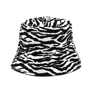 Détail du motif zèbre et de la texture en coton d'un chapeau bob élégant pour femme