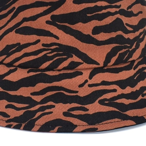 Gros plan sur le motif zébré d'un bob avec détails de tissage sergé et coutures nettes