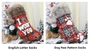 Detail von roten karierten Weihnachts-Hundesocken mit Text und weißen Pfotenabdrücken