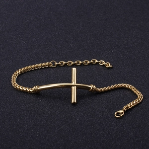 Elegante gouden kruisarmband voor heren van roestvrij staal op zwarte getextureerde basis