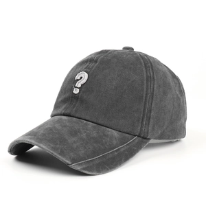Dettaglio cappello da baseball in denim grigio scuro con punto interrogativo ricamato