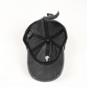 Dettaglio dell'interno del cappello da baseball in denim lavato vintage con cuciture