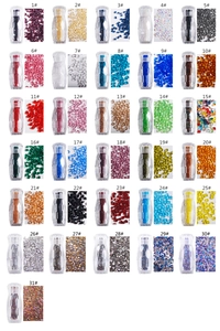 Vista macro de 31 tipos de pedrería para uñas de 1,1 mm en frascos transparentes