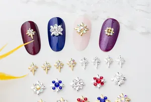 Gros plan détaillé de charmes à ongles en alliage avec perles et strass sur dentelle