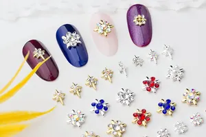 Macro de bijoux d'ongles en alliage 3D avec perles et strass colorés sur ongles foncés