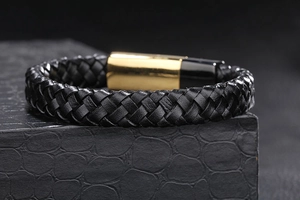 Vue latérale macro du bracelet en cuir tressé noir avec fermoir magnétique bicolore