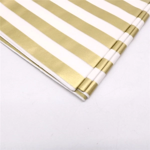 Detail der Textur und Falten von gold-weiß gestreiftem Seidenpapier für Geschenke