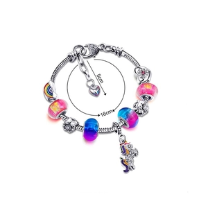 Detailansicht eines Einhorn-Charm-Armbands mit Regenbogenperlen und Schlangenkette