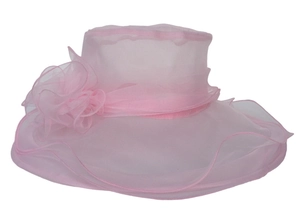 Detailansicht eines rosa Organza-Sonnenhuts mit eleganter Rüschenblume und breiter Krempe