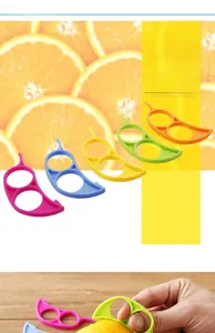Dettaglio di cinque pelarance colorati in plastica con anelli ergonomici per dita