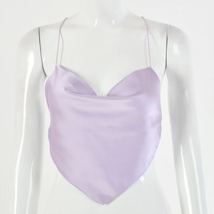 Vue détaillée d'un top court en satin violet avec bretelles fines et décolleté bénitier