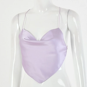 Détail du haut licou en satin de soie lavande présenté sur un mannequin blanc de studio