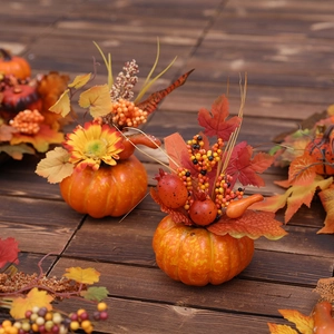 Künstliche Schaumstoff-Kürbisse mit Ahornblättern und Beeren auf Holz für Halloween