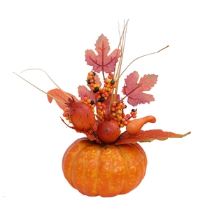 Deko-Kürbis aus Schaumstoff mit roten Ahornblättern und Beeren für Halloween-Tisch