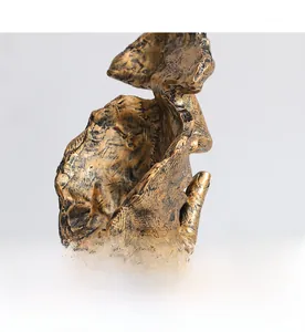 Macro de sculpture abstraite en bronze montrant la texture et les détails évidés